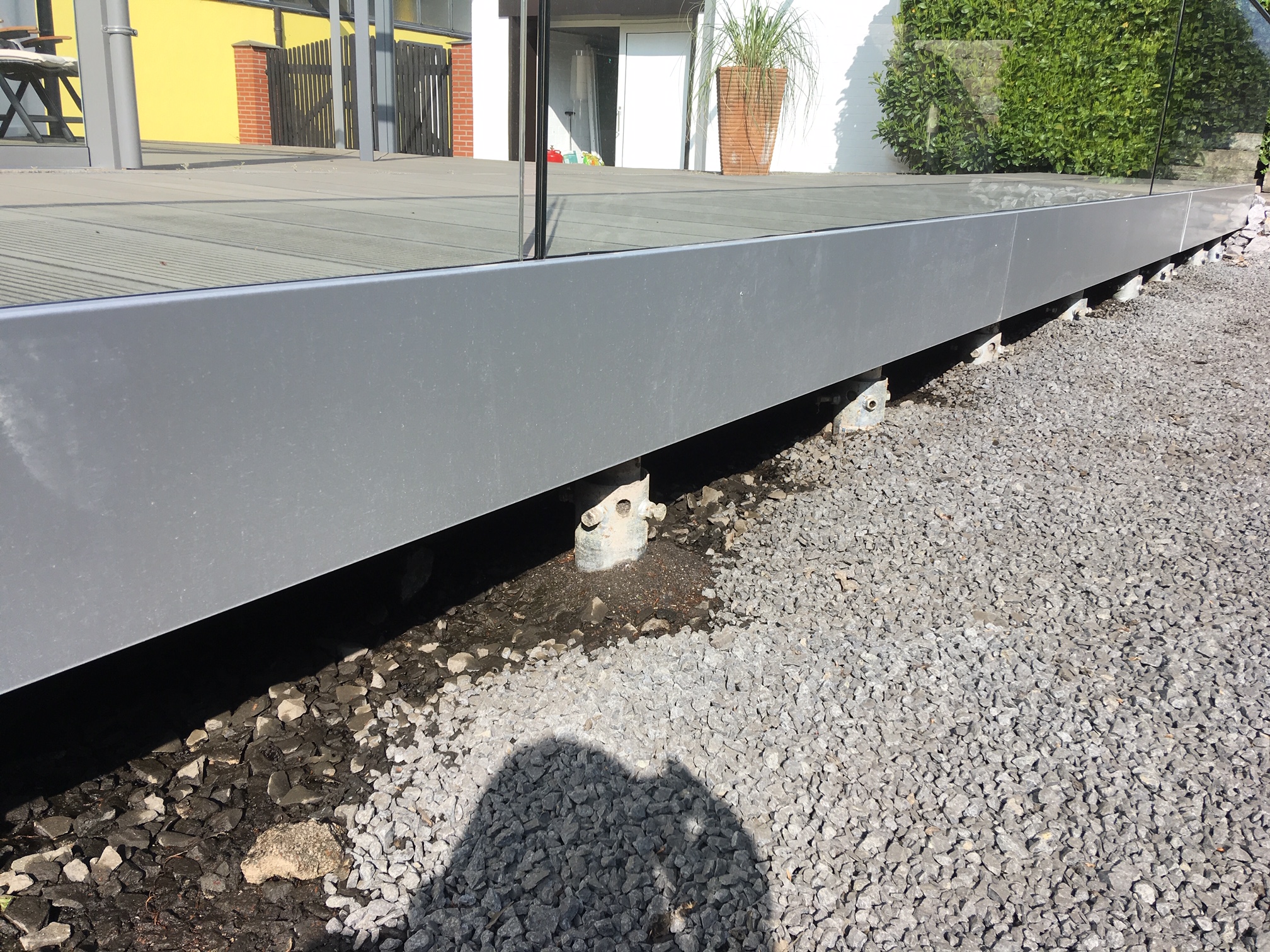Terrassenunterkonstruktion auf höhenverstellbaren Schraubfundamenten für eine stabile und präzise Gründung ohne Beton.