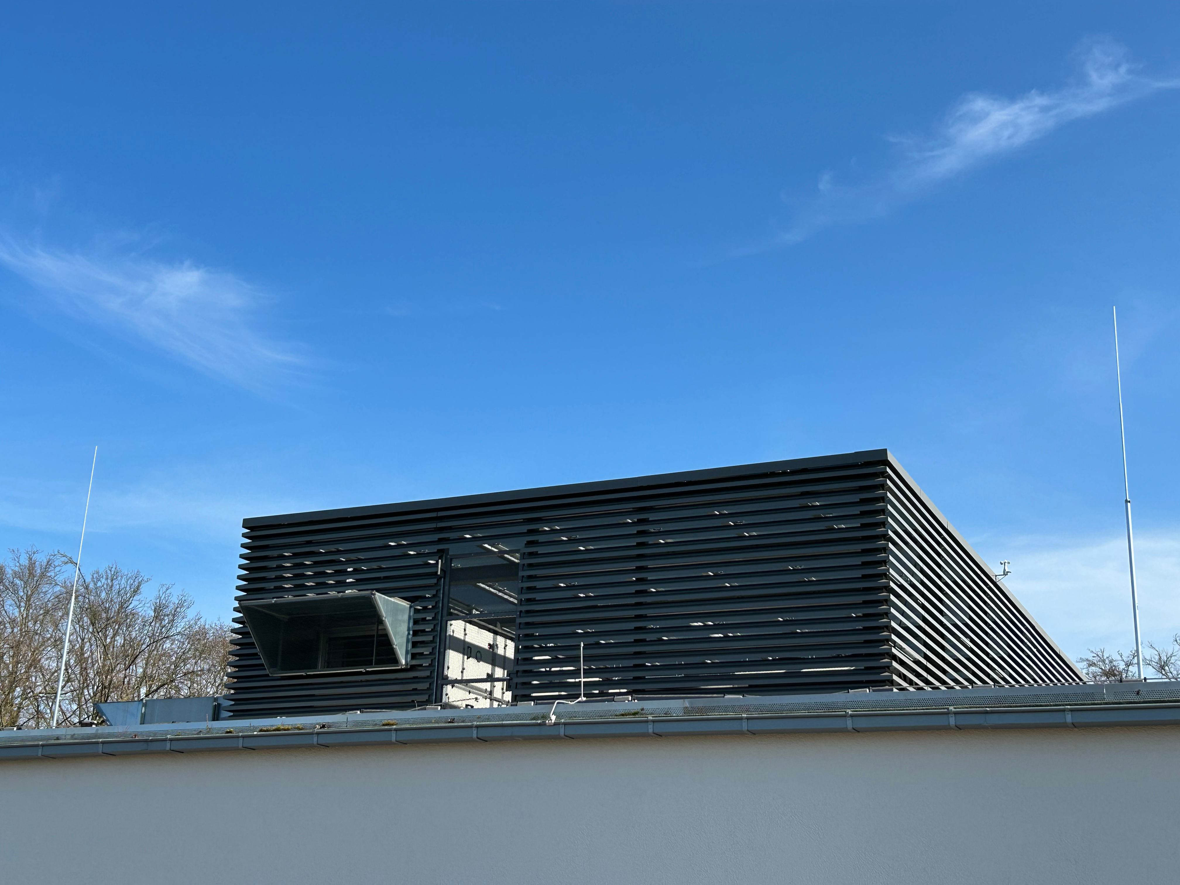 Verwaltungs- und Gewerbegebäude KMT Hamm mit moderner Aluminiumfassade und klarer Architektur.