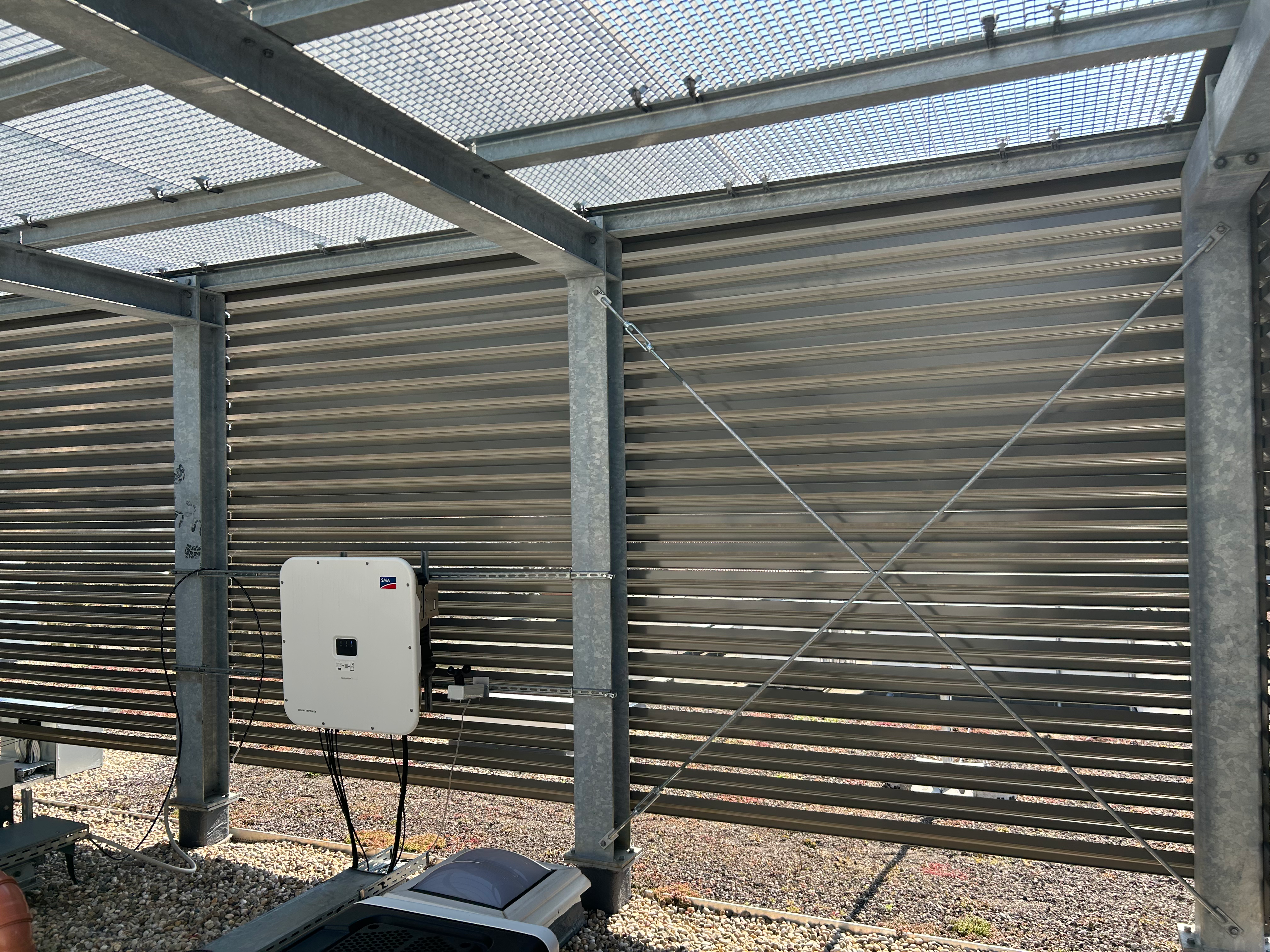 Aluminium-Lamellenfassade am Projekt KMT Hamm zur Gestaltung und technischen Gebäudeintegration.