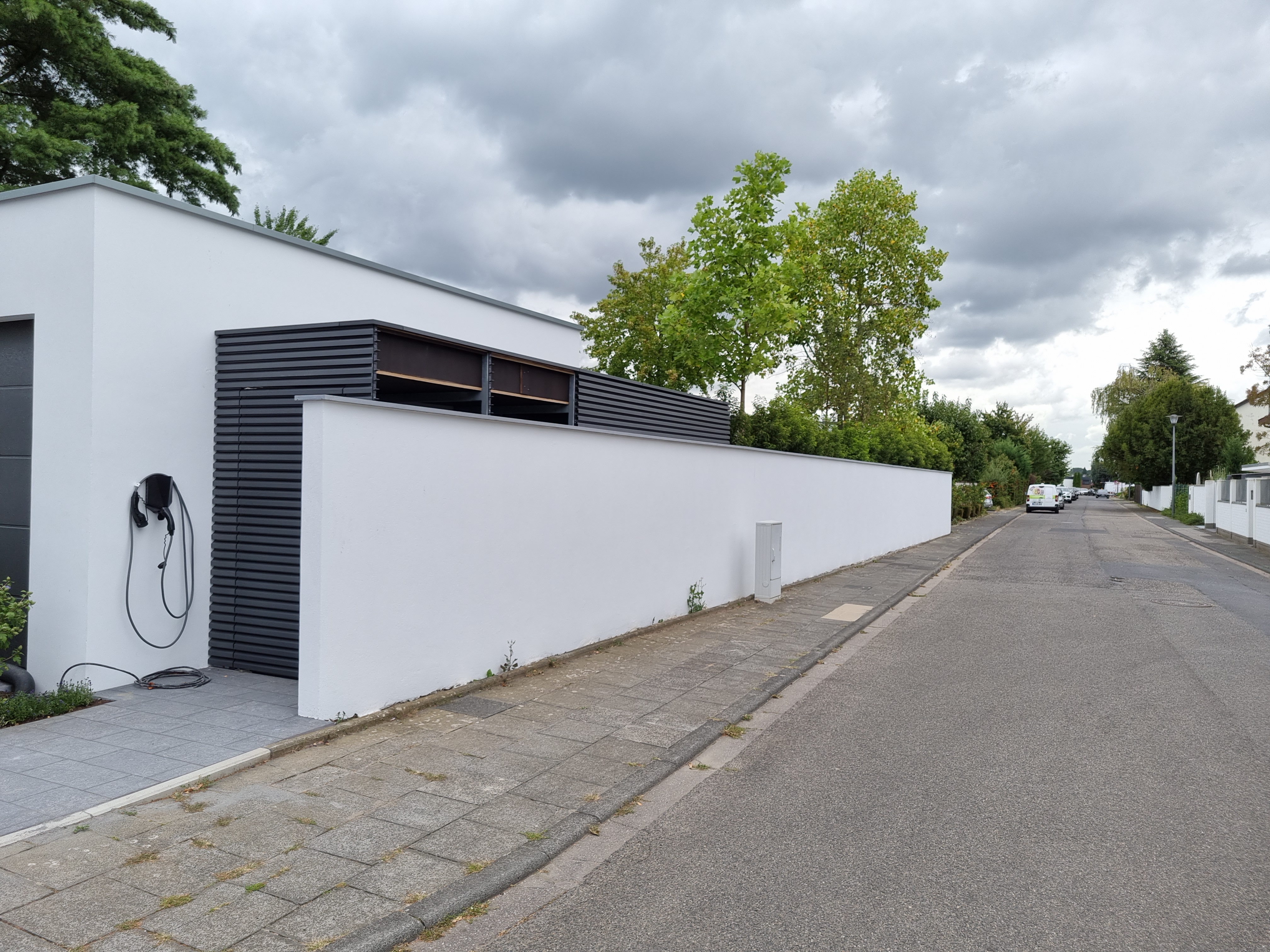Moderner Geräteschuppen mit Aluminium-Lamellenverkleidung für eine langlebige und wartungsarme Fassadengestaltung.