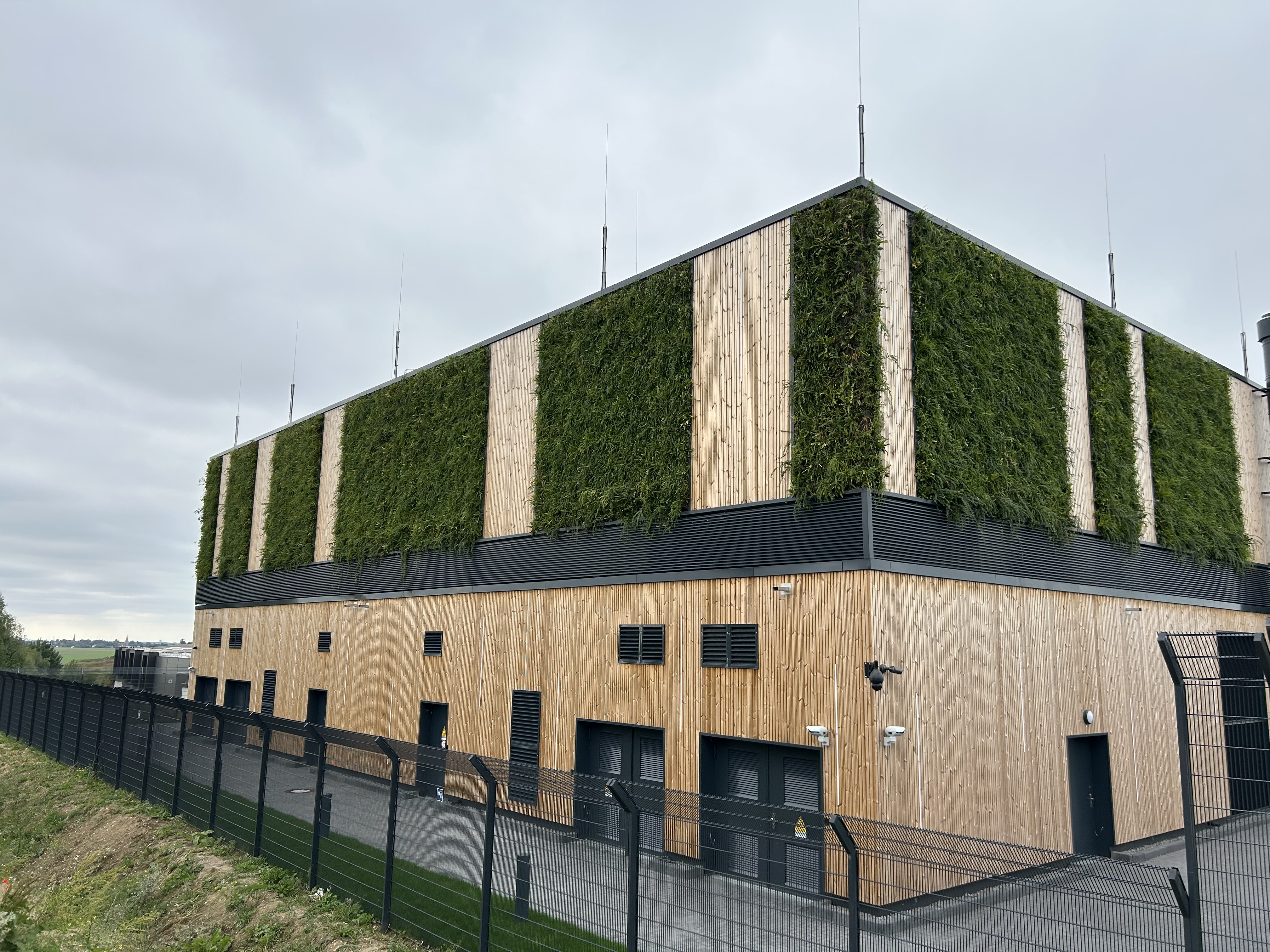 YEXIO Rechencenter Heiligenhaus mit technischer Aluminiumfassade und integrierten Lüftungssystemen.