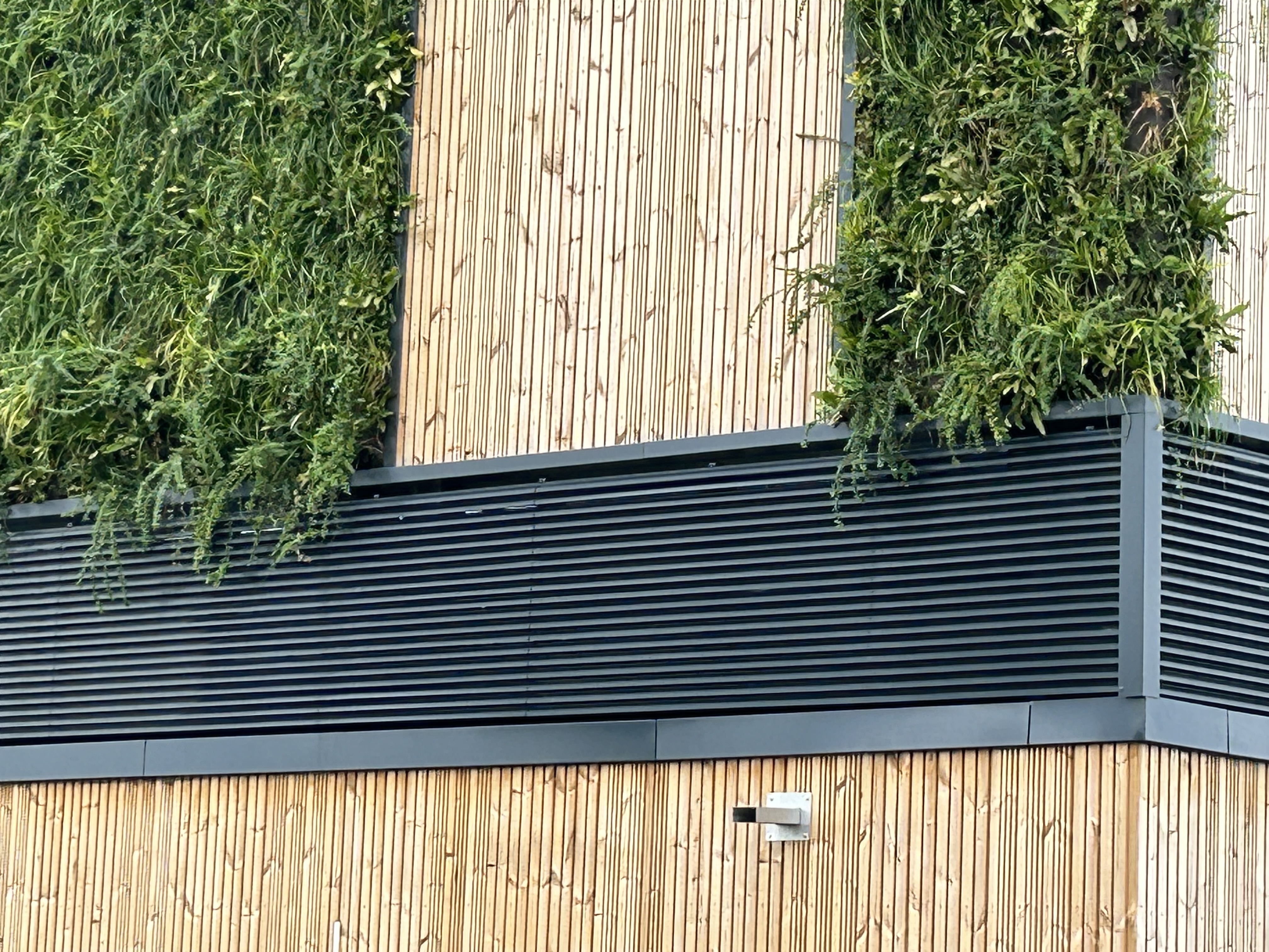 Technische Fassadenverkleidung am YEXIO Rechencenter Heiligenhaus mit Aluminium-Lamellen zur Belüftung.