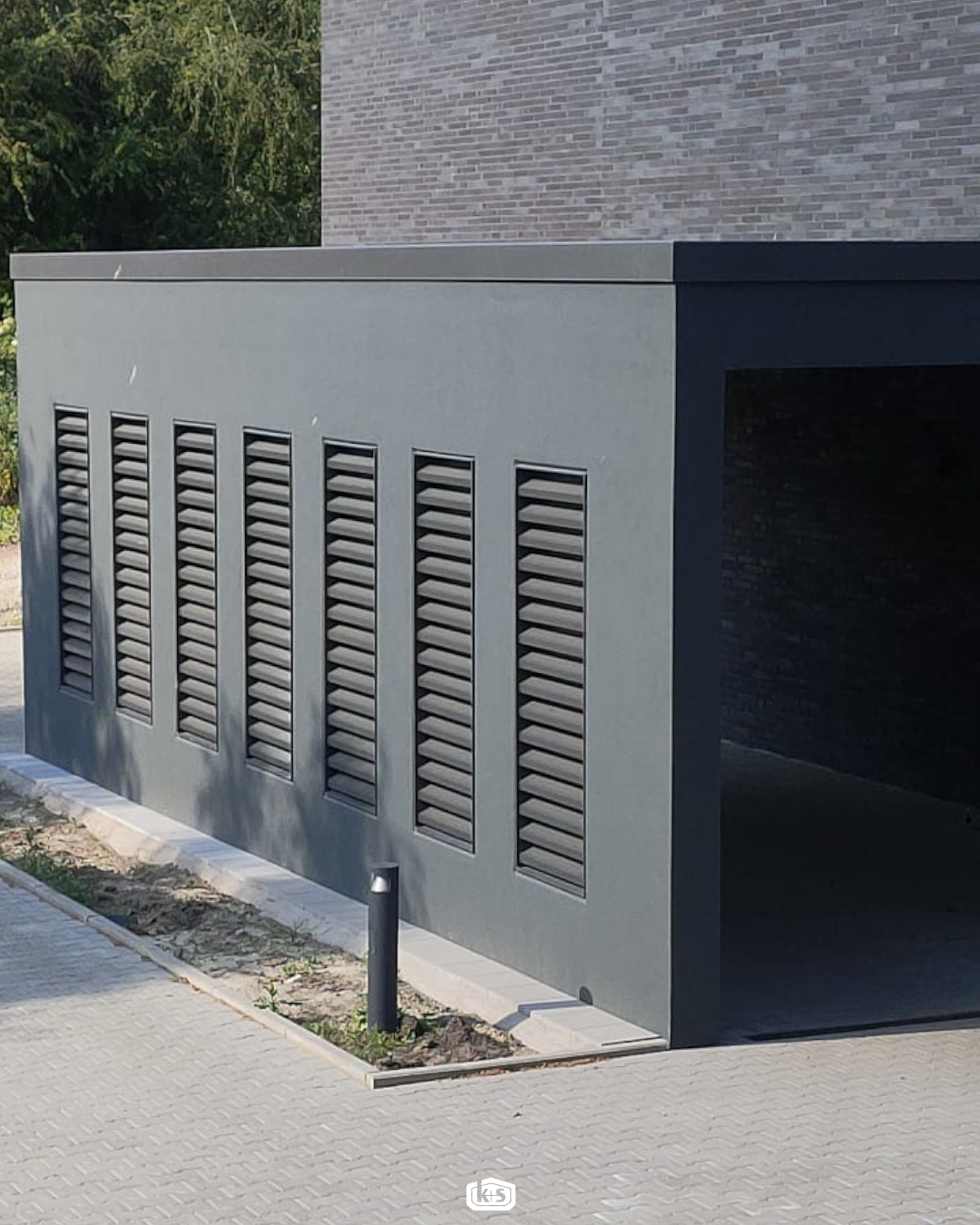 Fassadendetail des Krematoriums Osnabrück mit hochwertiger Aluminiumverkleidung.