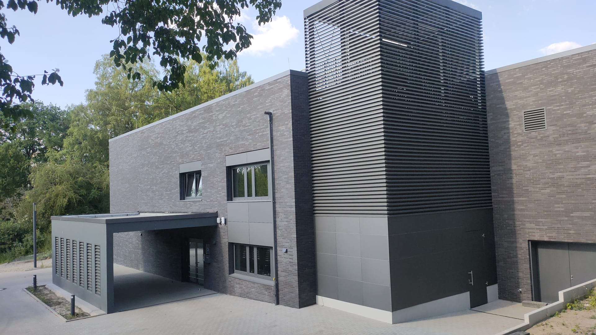 Krematorium Osnabrück mit moderner Metallfassade und architektonisch integrierten Lamellenelementen.