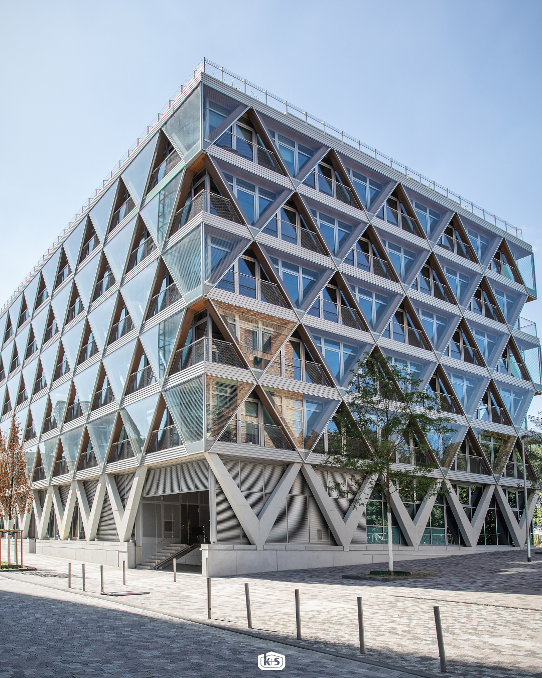 Referenzprojekt The Craddle Düsseldorf mit moderner Aluminiumfassade und architektonischen Lamellensystemen.