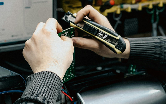 Qualitätskontrolle und Montage von Rollladenmotoren sowie Steuerungstechnik für moderne Rollladensysteme.