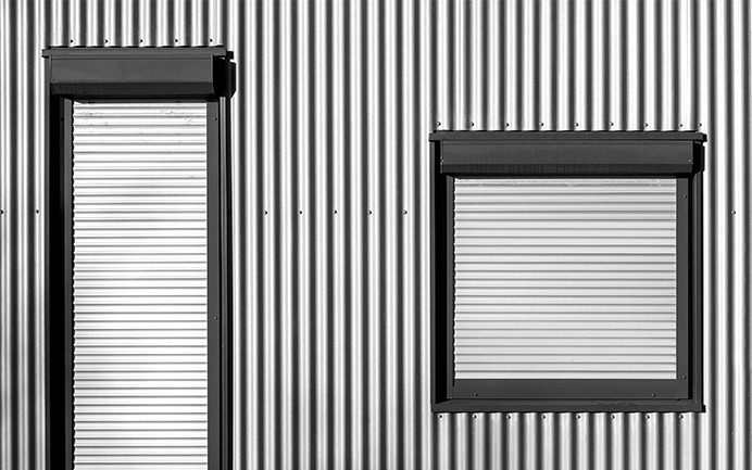Vorbaurollladen aus Aluminium an Fenster und Tür als nachrüstbare Lösung für Sonnen-, Sicht- und Wärmeschutz.