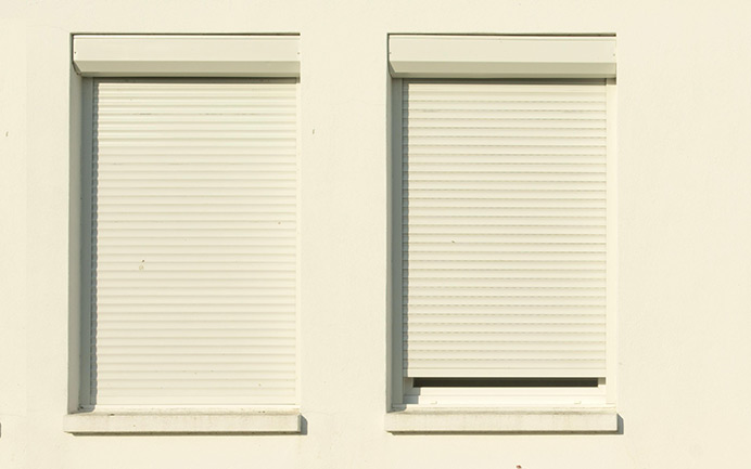 Aluminium-Rollladen in geschlossener und geöffneter Position für flexible Lichtregulierung sowie Sicht- und Einbruchschutz.