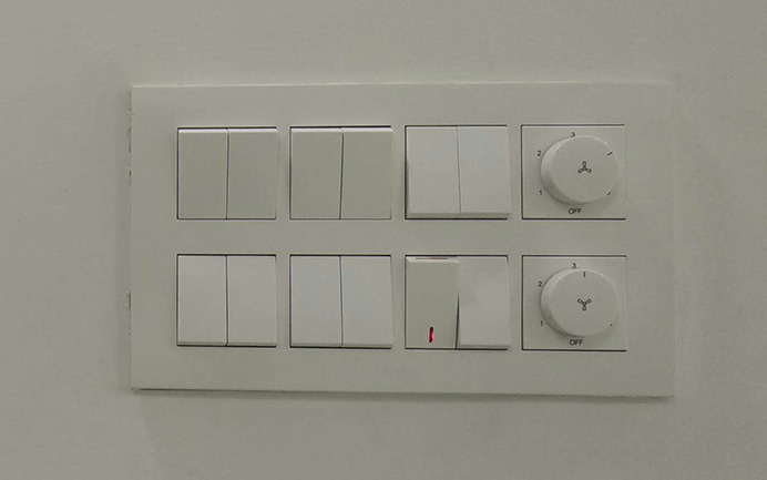 Steuerung für elektrische Rollläden mit Schaltern und Drehreglern zur komfortablen Bedienung von Sonnen-, Sicht- und Einbruchschutzsystemen.