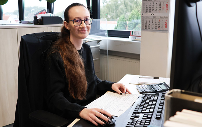 Kötter + Siefker Azubi für Kaufleute für Büromanagement am Computer