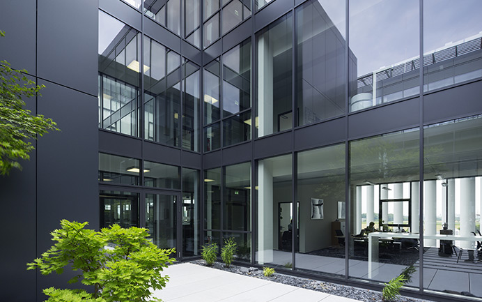 Brandschutzglas in moderner Bürogebäude-Fassade mit großzügigen Verglasungen