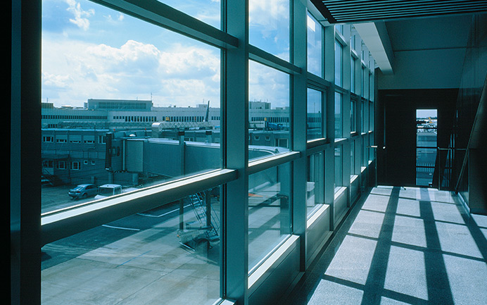 Brandschutzglas in einer verglasten Außenfassade mit Blick auf ein Flughafengelände
