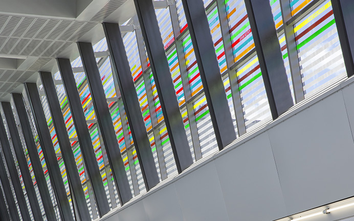 Brandschutzverglasung mit farbigen Glaselementen in moderner Fassadenkonstruktion