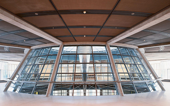 Brandschutzglas in transparenter Dach- und Fassadenkonstruktion eines modernen Gebäudes