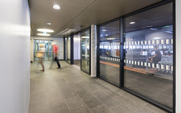 Innenliegende Brandschutzglas-Wand in einem öffentlichen Gebäude mit transparentem Durchblick
