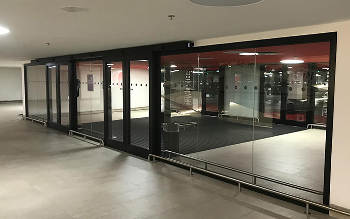 Großflächige Brandschutzverglasung als Raumtrennung in einem modernen Gewerbeobjekt