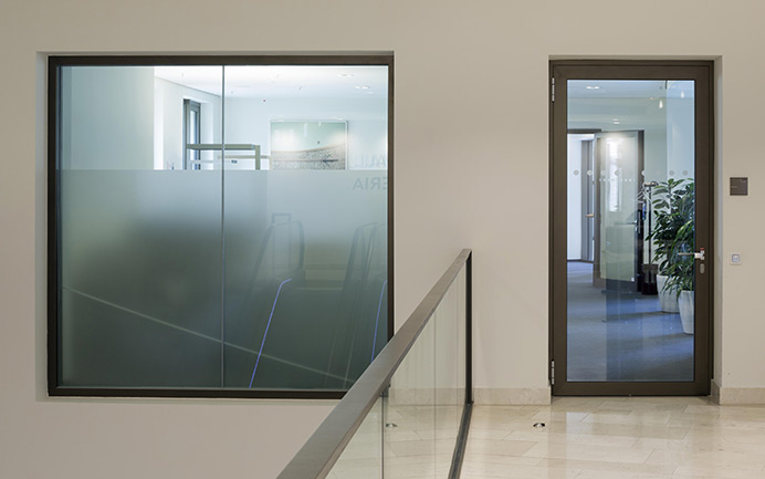 Brandschutzfenster mit teiltransparenter Verglasung in einem modernen Bürogebäude