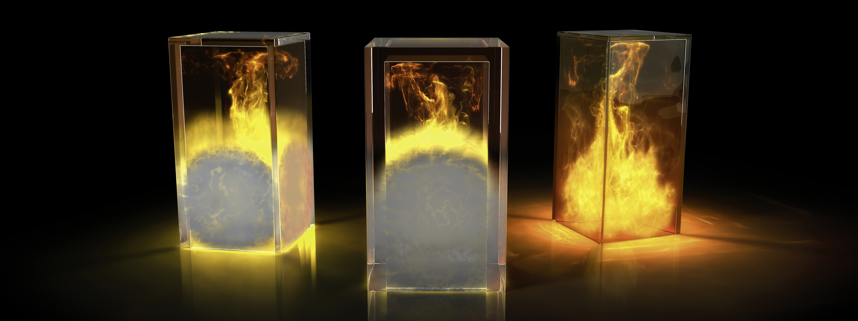 Drei transparente rechteckige Prüfkörper mit orange-gelben Flammen im Inneren vor schwarzem Hintergrund, die einen Brand- oder Feuerwiderstandstest veranschaulichen.