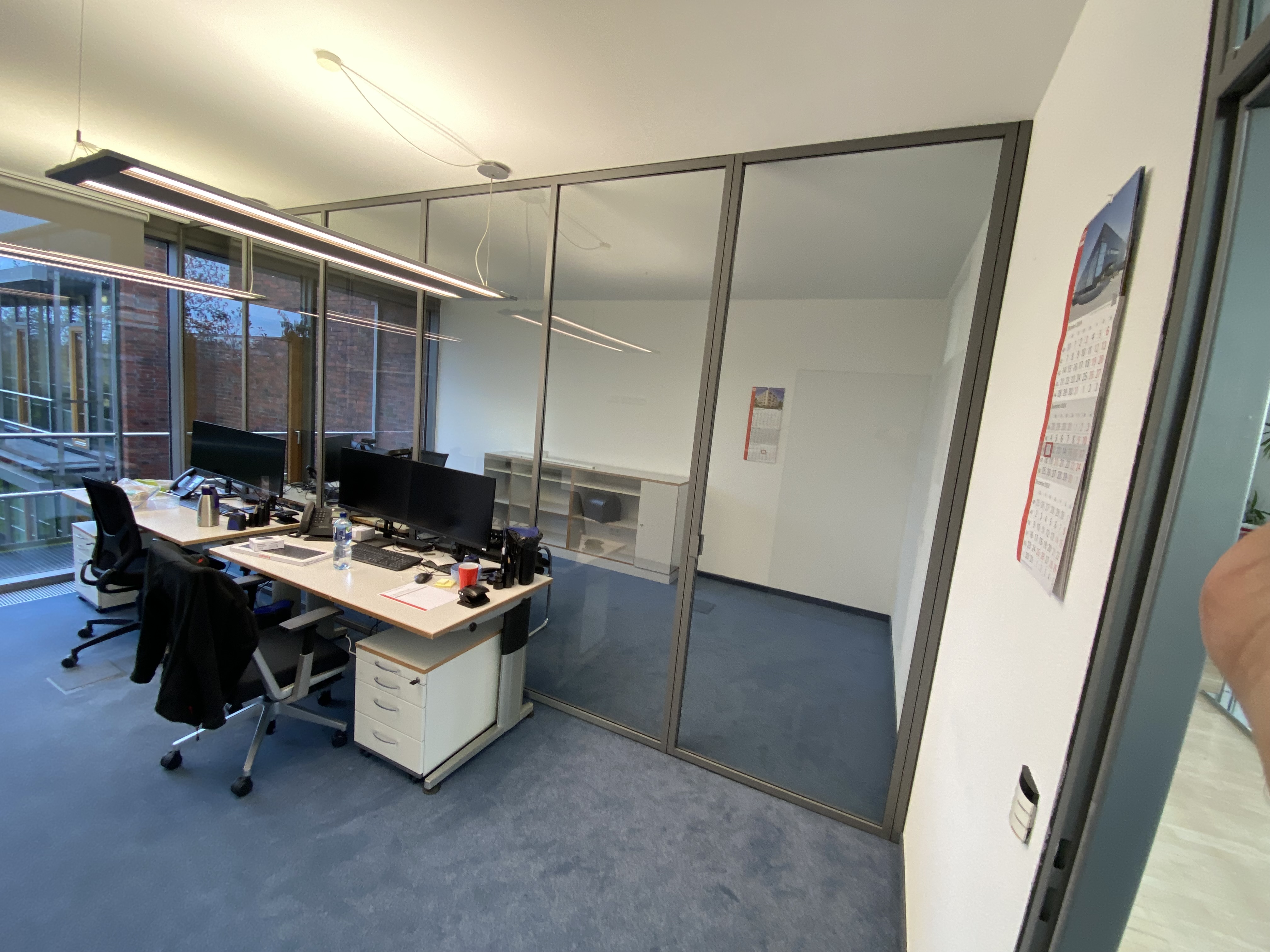 Bürotrennwand aus Glas und Aluminium für moderne Arbeitsräume mit transparenter Raumaufteilung und zeitlosem Design.