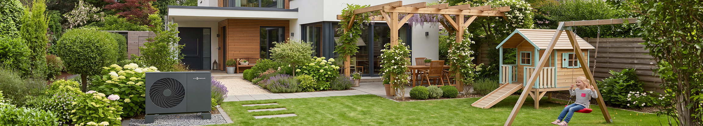 Wärmepumpe im Garten eines Einfamilienhauses mit Schraubfundamenten als nachhaltige Fundamentlösung ohne Beton.