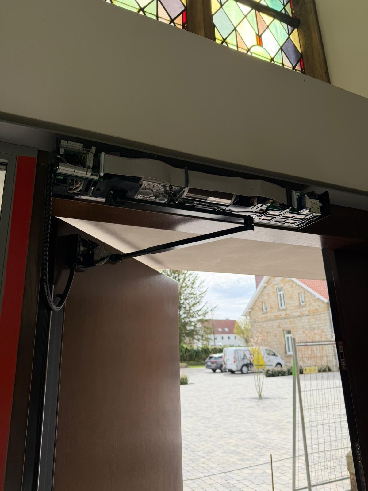Montierte automatische Türanlage mit Antriebssystem und Sensorik für den öffentlichen Gebäudebereich.
