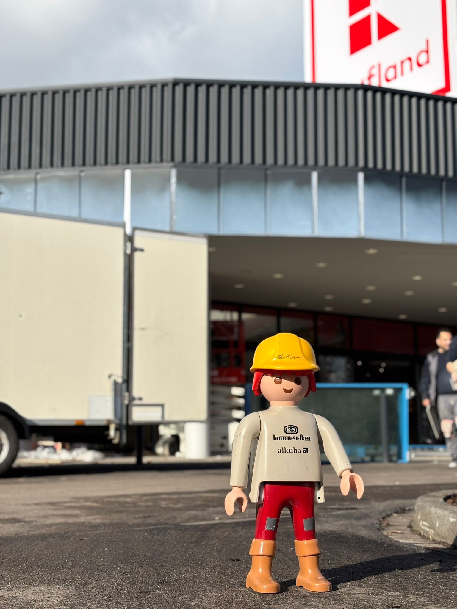 Montageprojekt für automatische Türtechnik an einem Gewerbegebäude mit barrierefreiem Eingangsbereich.