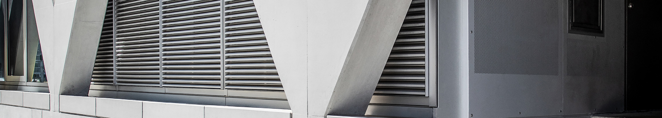 Aluminium-Lamellenfassade mit Lüftungsgittern zur technischen Fassadenverkleidung von Industrie-, Gewerbe- und Verwaltungsgebäuden.