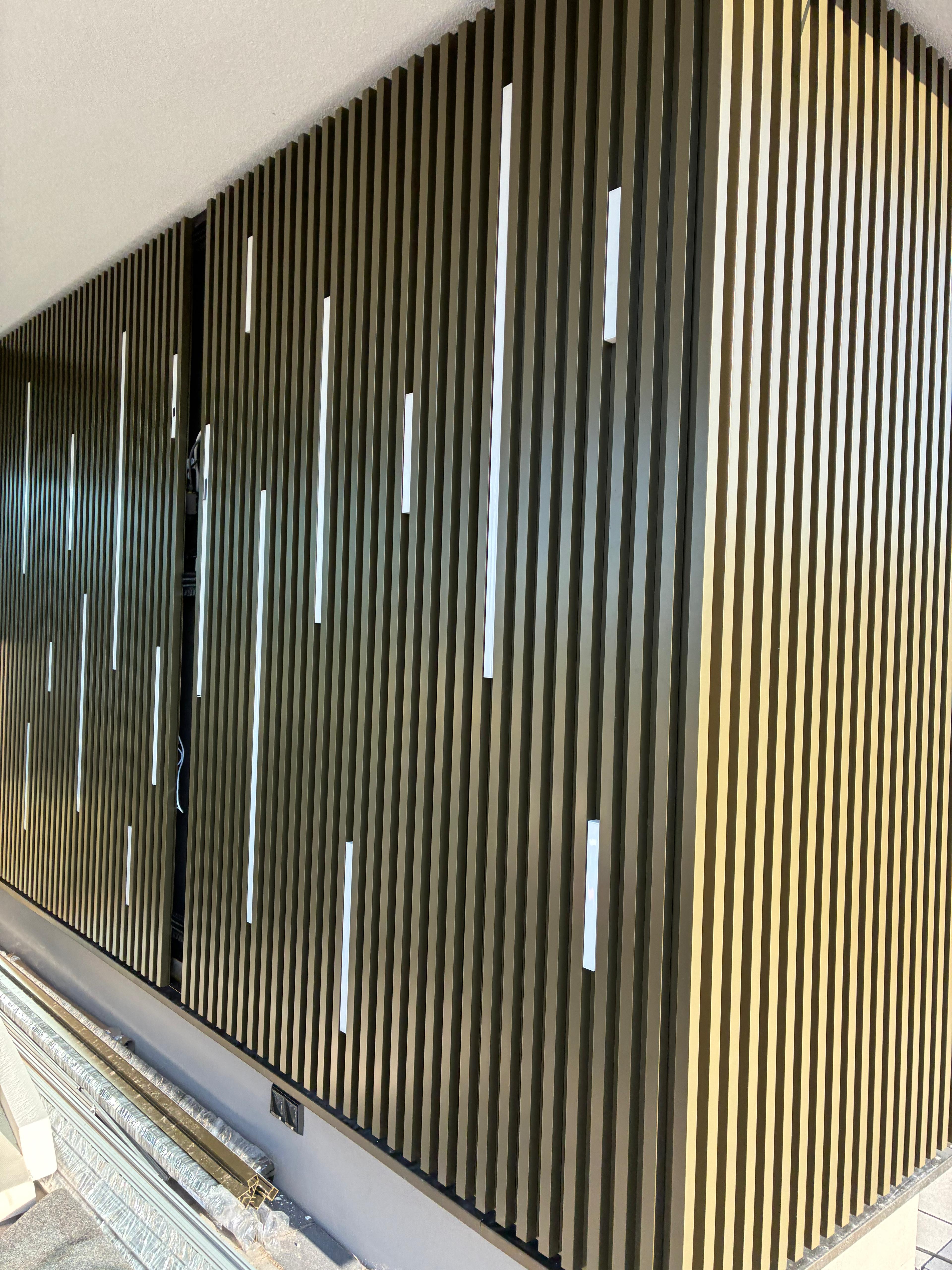 Individuelle Fassadengestaltung mit vertikalen Lamellenprofilen am Ossege Architektur- und Ingenieurbüro.