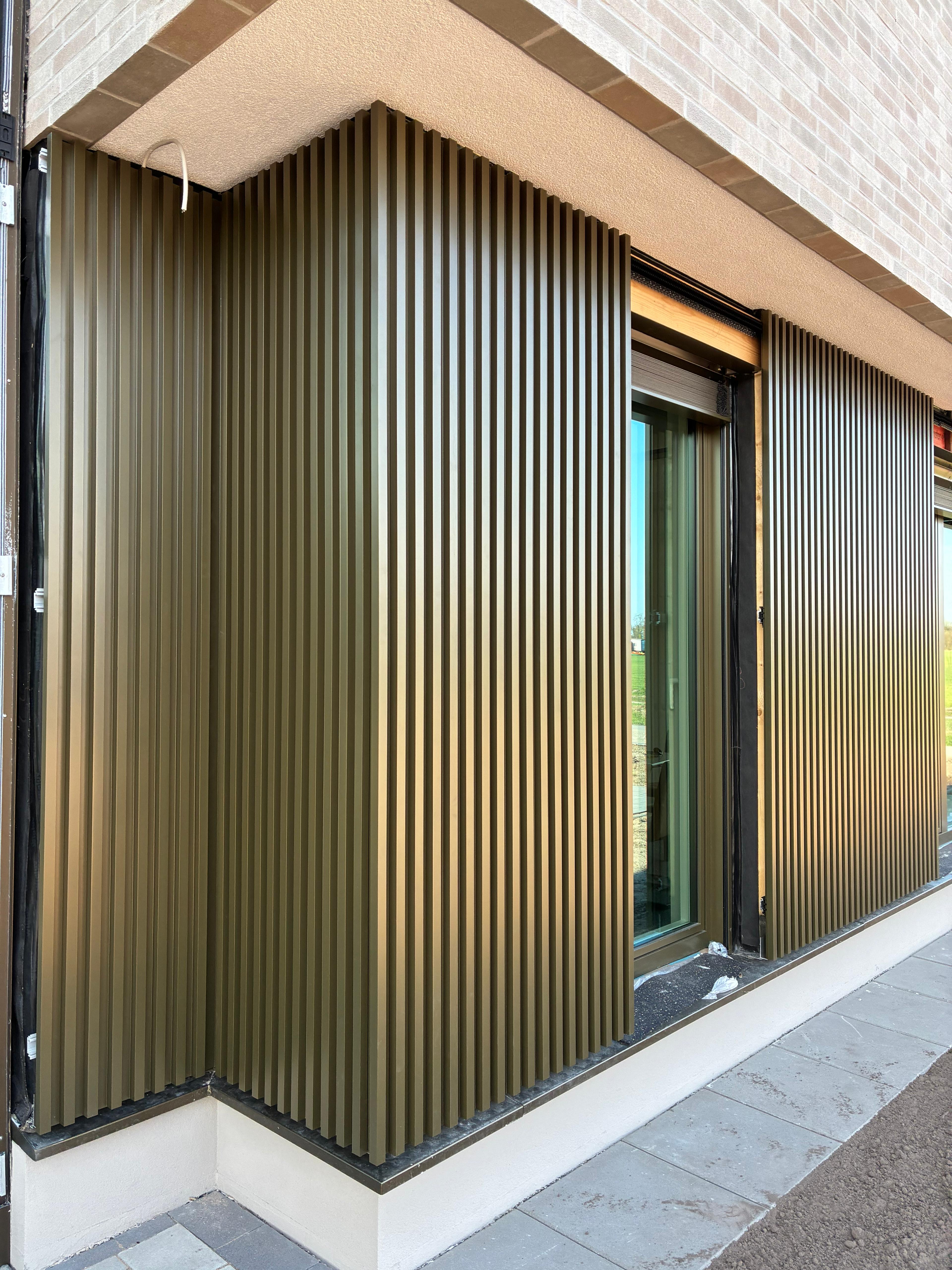 Fassadendetail mit Aluminiumprofilen am Ossege Architektur- und Ingenieurbüro.