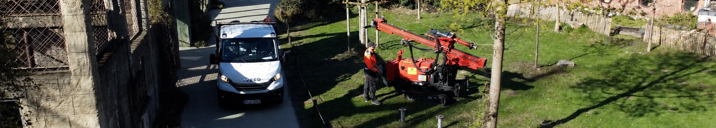Installation von Schraubfundamenten mit hydraulischer Spezialmaschine für nachhaltige Fundamentlösungen im Garten-, Wohn- und Gewerbebau.