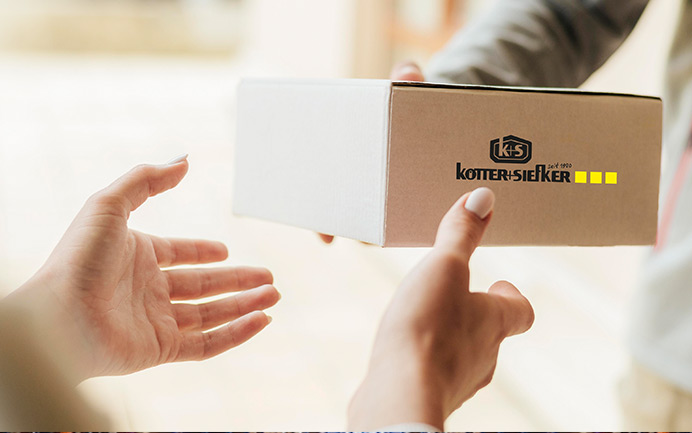 Übergabe eines Pakets im Versandhandel als Symbol für Warenrückgabe, Umtausch und kundenfreundlichen Rücksendeservice.
