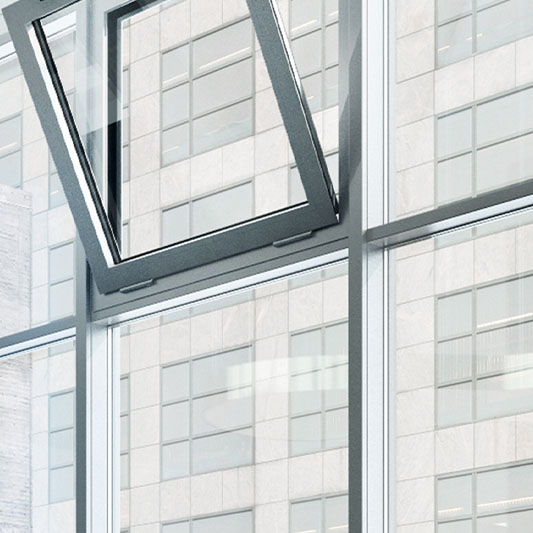 Mehrere Fensterelemente aus Aluminium. Ein oberer Teil des Fensters ist geöffnet.