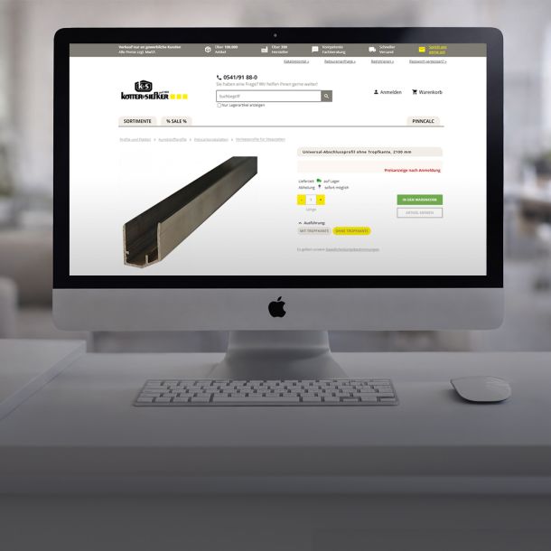 Desktop‑Computer auf einem Schreibtisch mit geöffneter Produktseite des Kötter und Siefker Online‑Shops; auf dem Bildschirm ist ein Metallprofil als Produktbild zu sehen.