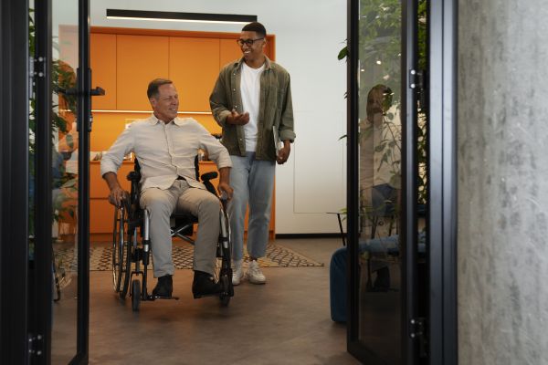 Automatische Glastür für barrierefreie Zugänge in Bürogebäuden, Gesundheitseinrichtungen und öffentlichen Gebäuden, komfortabel, sicher und normgerecht.
