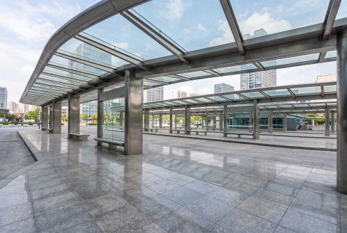 Hochwertige Pergola und Überdachung auf Schraubfundamenten für Garten- und Landschaftsbauprojekte.