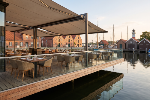 Schraubfundamente für Terrassen am Wasser als stabile Fundamentlösung bei anspruchsvollen Bodenverhältnissen.