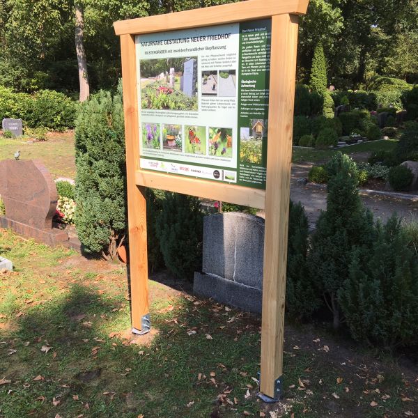 Friedhofsschild in Lingen auf Schraubfundamenten zur dauerhaft sicheren Verankerung im Außenbereich.