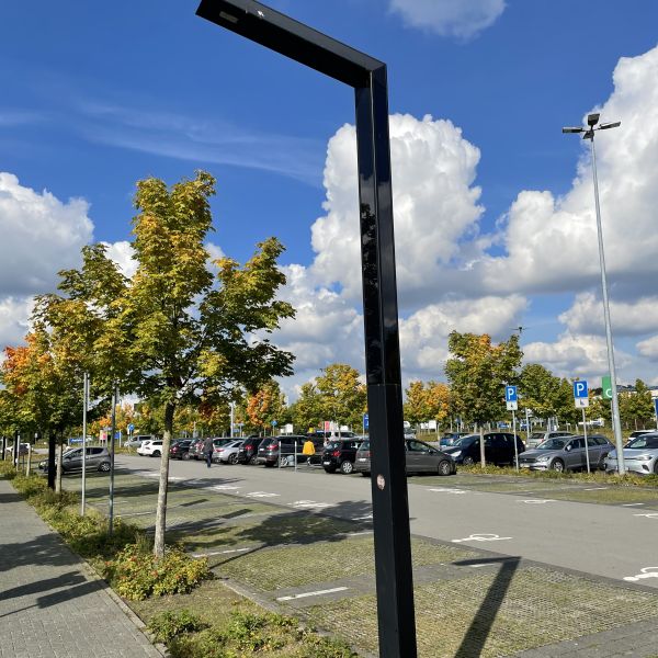 Lichtmast auf Schraubfundamenten für öffentliche Infrastruktur und sichere Mastgründungen.