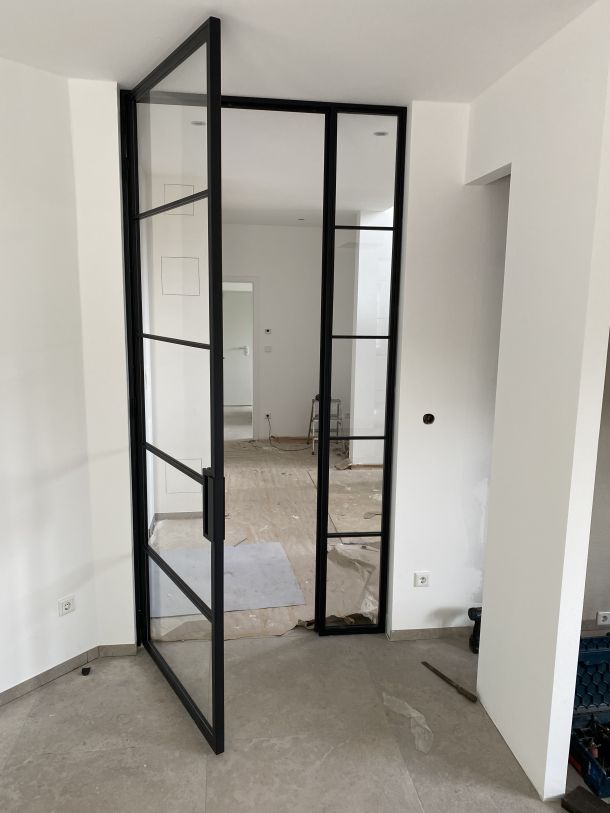 Stahl-Glas-Türim Industrial Design als moderne Raumtrennung im Wohnbereich.