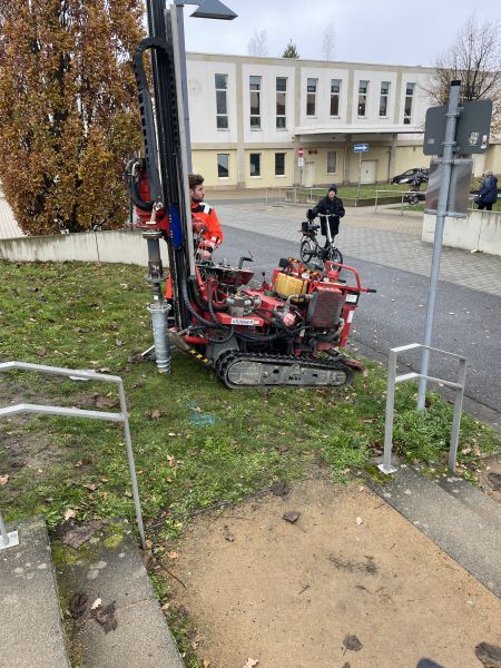 Schraubfundament-Montage mit Spezialgerät für Verkehrszeichen, Wegweiser und Infrastrukturprojekte.