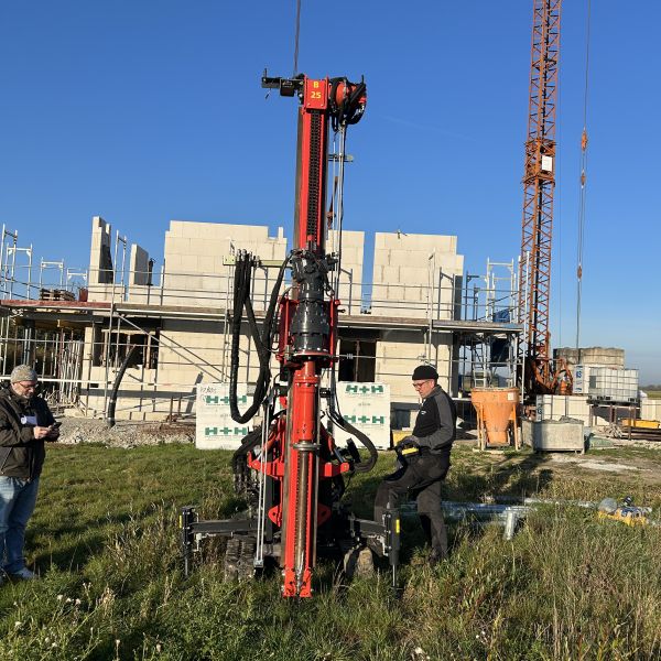 Belastungstest von Schraubfundamenten für einen Hochmast zur Prüfung von Tragfähigkeit und Stabilität.