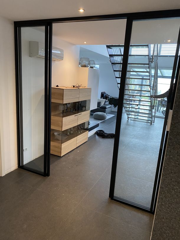 Maßgefertigte Stahl-Glas-Schiebetür für offene Grundrisse und moderne Raumkonzepte.