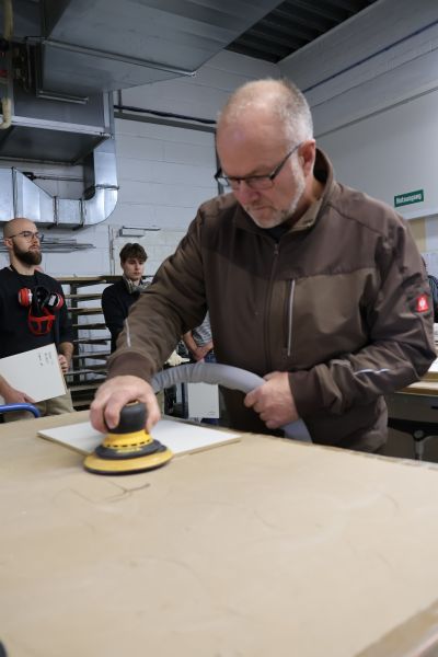 Praxisworkshop zur Oberflächenbearbeitung mit Demonstration von Schleif- und Vorbereitungstechniken.