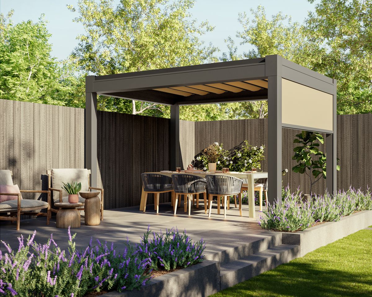Moderne Aluminium-Pergola mit integriertem Sonnenschutz und Seitenbeschattung für stilvolle Terrassen- und Gartenanlagen