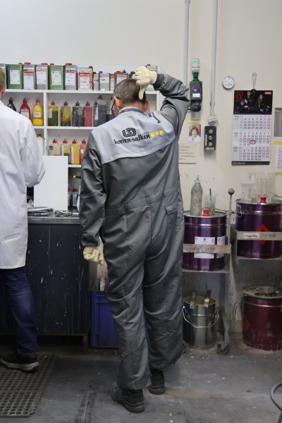 Praktische Schulung zu Lackiertechnik und Oberflächenbeschichtung in einer modernen Workshop-Umgebung.