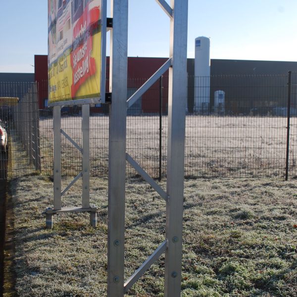 Werbemast auf Schraubfundamenten in Lotte für stabile und wirtschaftliche Fundamentlösungen.