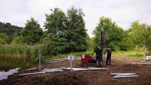 Einbau von Schraubfundamenten mit Spezialgerät als schnelle und umweltschonende Alternative zum Betonfundament.