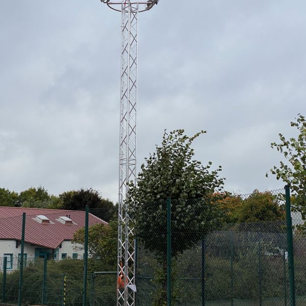 Flutlichtanlage auf Schraubfundamenten in Mettingen für Sport- und Freizeitanlagen mit hohen Lastanforderungen.