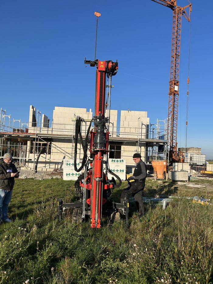 Montage von Schraubfundamenten mit hydraulischer Eindrehmaschine für Industrie-, Gewerbe- und Infrastrukturprojekte ohne Betonfundament.