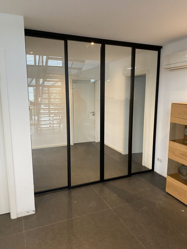 Stahl-Glas-Raumteiler mit großflächigen Glaselementen für helle und offene Wohnräume.